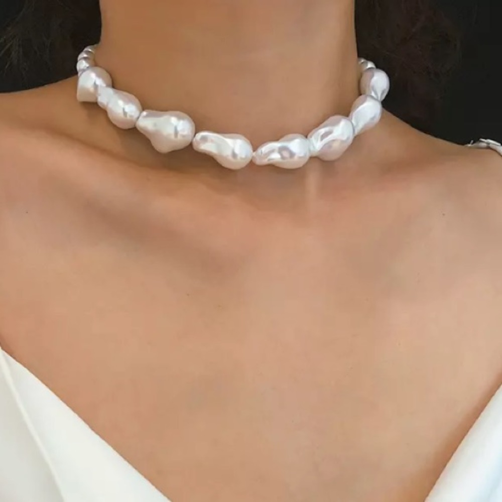 🌟 Big Baroque White Simulated Chocker Necklace